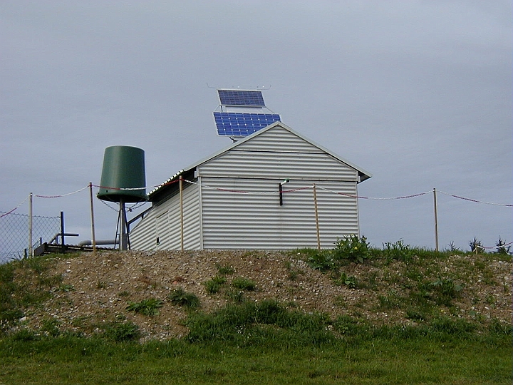 001c_Station.JPG -   Observing Station with closed Roof  -  Beobachtungsstation mit geschlossenem Dach  