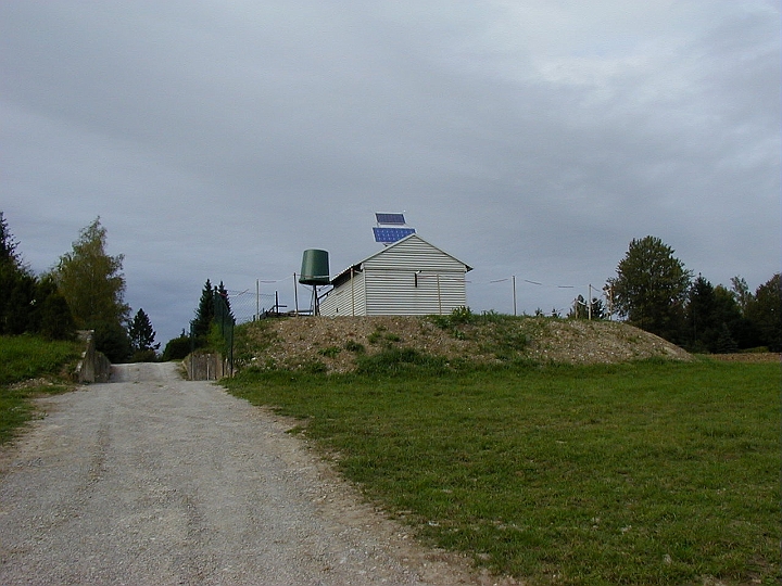 001d_Station.jpg -   Observing Station with closed Roof  -  Beobachtungsstation mit geschlossenem Dach  