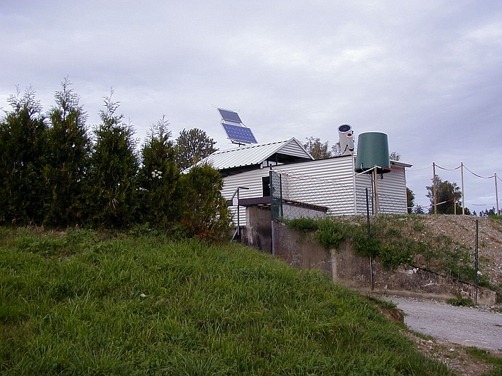 002b_Station.jpg -   Observing Station with opened Roof  -  Beobachtungsstation mit geoeffnetem Dach  