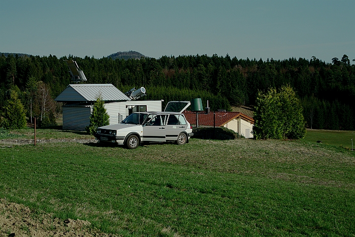 006a_Station.JPG -   Observing Station with opened Roof  -  Beobachtungsstation mit geoeffnetem Dach  