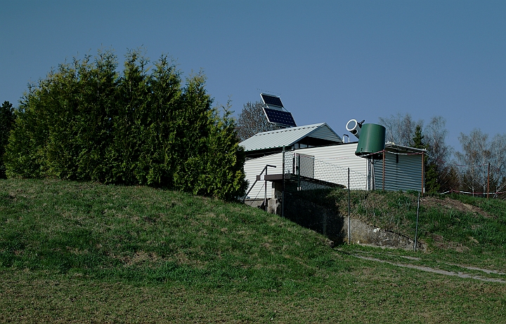 006b_Station.JPG -   Observing Station with opened Roof  -  Beobachtungsstation mit geoeffnetem Dach  