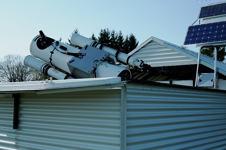 006f_Station.JPG -   Observing Station with opened Roof  -  Beobachtungsstation mit geoeffnetem Dach  