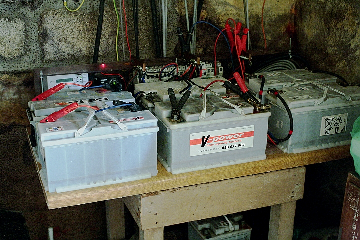 010b_Station.JPG -   Electric inside the Bunker, 2x DC 12 V and DC 24 V  -  Elektrik im Bunker, 2x DC 12 V und DC 24 V  