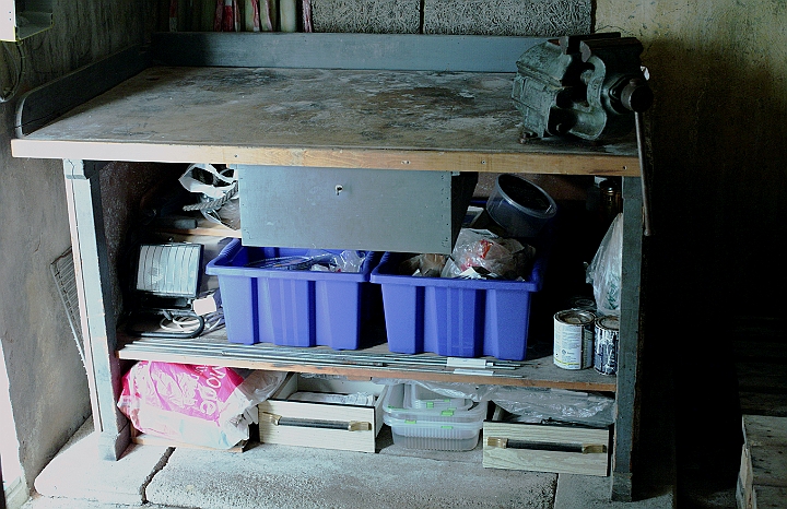 010c_Station.JPG -   Workbench inside the Bunker  -  Werkbank im Bunker  