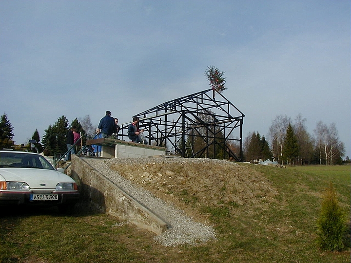 bu004c_Station-Beginning.jpg -   Station Build Up, Celebrating of the near Completion  -  Station Aufbau, Richtfest  Image by W. A.  -  Bild von W. A.  