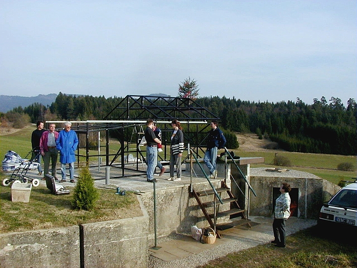 bu004e_Station-Beginning.jpg -   Station Build Up, Celebrating of the near Completion  -  Station Aufbau, Richtfest  Image by W. A.  -  Bild von W. A.  